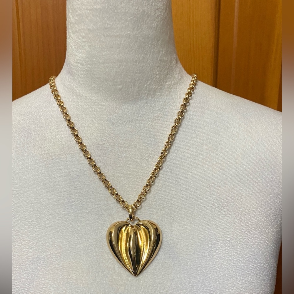 NWOT Petit Moments Gold Heart Pendant Necklace